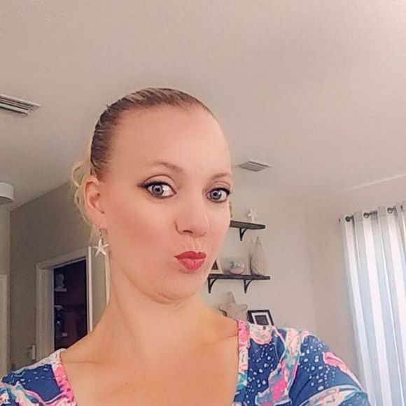 Meet your Posher, Liz - Picture 1 of 1